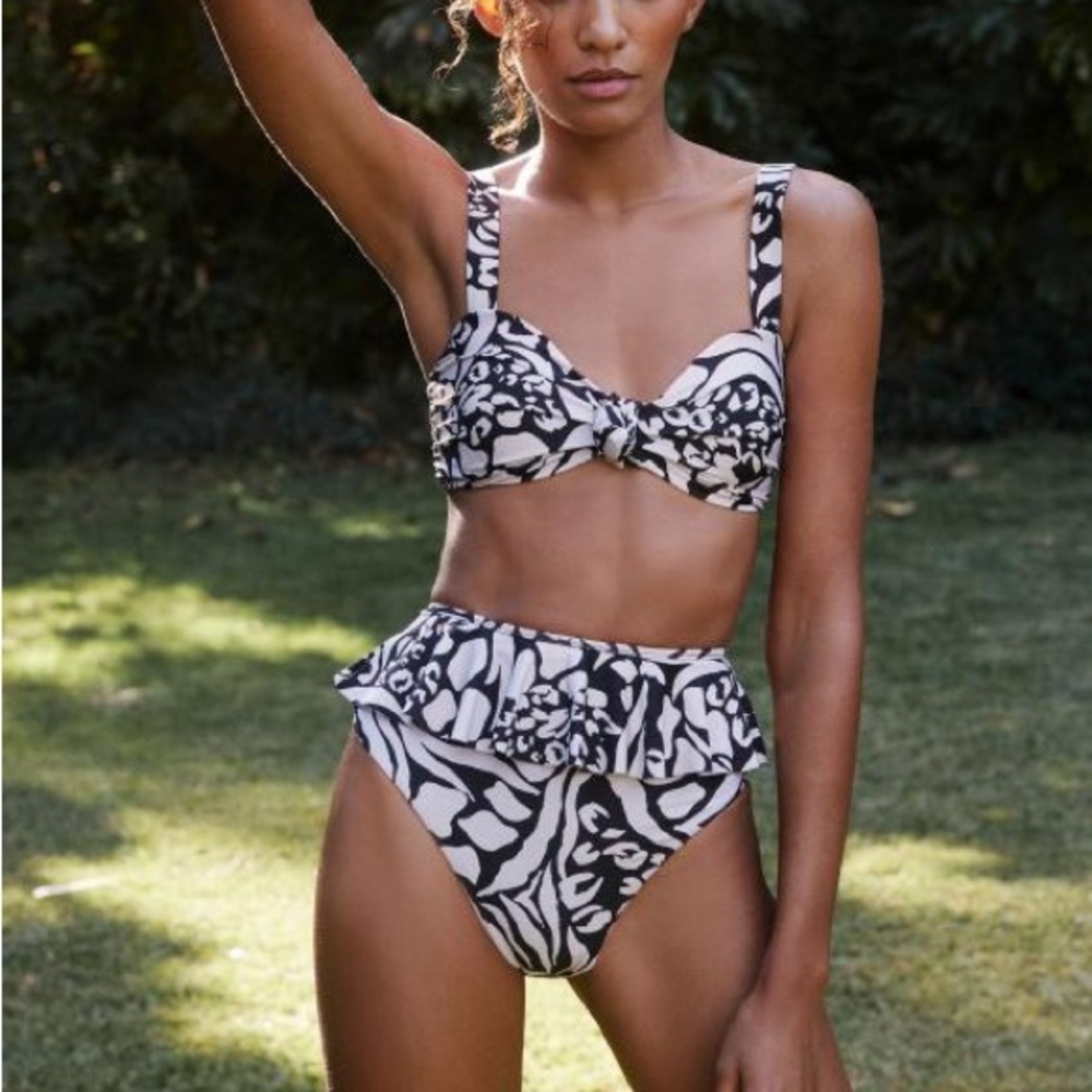 Anthropologie x beach riot daisy ruffle bottoms Sophia knot bikini top set